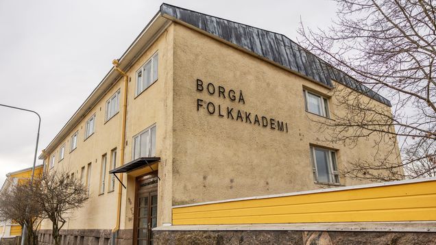 En byggnad med texten Borgå Folkakademi på väggen.