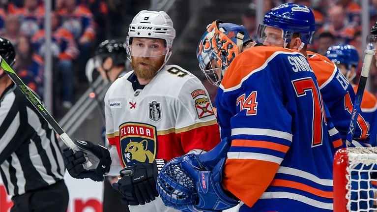 Edmontonin maalivahti Stuart Skinner (oik.) on nyörtynyt Floridan Sam Bennettille (vas.) jo kolmesti NHL:n finaalisarjan kahdessa ensimmäisessä ottelussa. 
