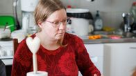 Kuopiolainen Mira Dearsley istuu ruokapöydässä.