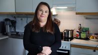 Jenni Ruponen oman asuntonsa keittiössä.
