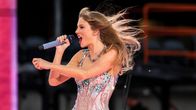 Hiukset liehuen laulava Taylor Swift.