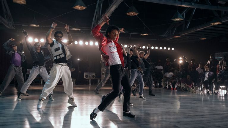 En grupp män övar på en komplicerad koreografi i en dansstudio.