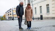 Kaunialaiset Heikki ja Minna Sirviö kuuntelevat kaivosta tulevaa ääntä Kuopion keskustassa.