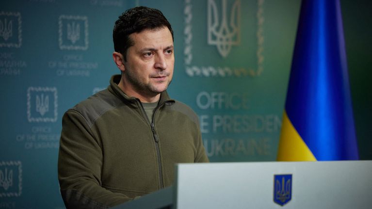 Yle näyttää Ukrainan presidentin Volodymyr Zelenskyin tähdittämän tv ...