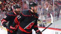 Nikolaj Ehlers tuulettaa tärkeää jatkoaikaosumaansa Carolina Hurricanesille 24.5.2026.  Jordan Martinook seuraa vierellä. 