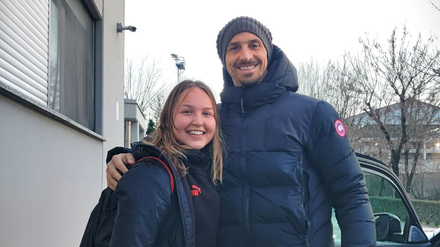 Oona Sevenius poserar tillsammans med Zlatan Ibrahimović i Milano.