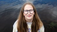 Katja Heimonen seisoo Kemijoessa ja katsoo ylös suoraan kameraan päin.