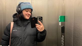 Emmi Yli-Sissala peiliselfiessä sairaalan hississä käsissään kyynärsauvat.