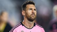 Lionel Messi lähikuvassa jalkapallokentällä.