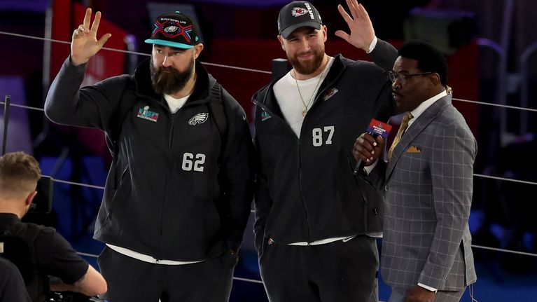 Jason ja Travis Kelce tervehtivät yleisöä Super Bowlin mediatilaisuudessa.