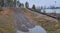 Sorapäällysteinen mäki.