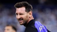 Lionel Messi vinkkaa silmää.