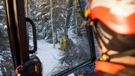 Metsäkoneenkuljettaja suorittaa pienpuunkorjuuta metsäkoneella.