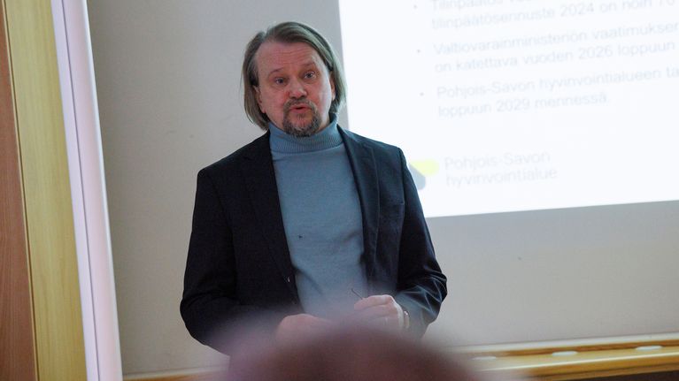 Pohjois-Savon hyvinvointialueen toimialajohtaja Jari Saarinen esitelmöi.