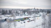 Ilmakuva Polvijärven keskustasta, S-market ja taustalla kirkko.