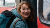 Nainen nousee junaan