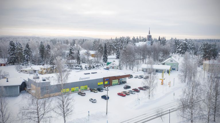 Ilmakuva Polvijärven keskustasta, S-market ja taustalla kirkko.