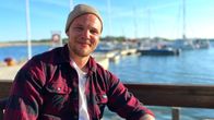 Jääkiekkoilija Taavi Vartiainen istuu ulkona pöydän ääressä satamassa.
