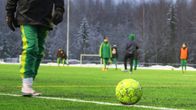 Pelaajia Kaupin urheilupuiston tekonurmella