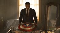 Sam Wilson eli näyttelijä Anthony Mackie pitelee Kapteeni Amerikan kilpeä.