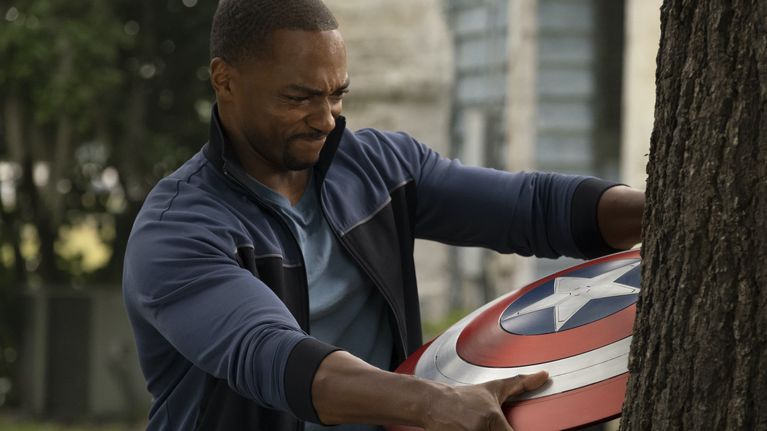 Sam Wilson eli näyttelijä Anthony Mackie yrittää irrottaa Kapteeni Amerikan kilpeä puusta.