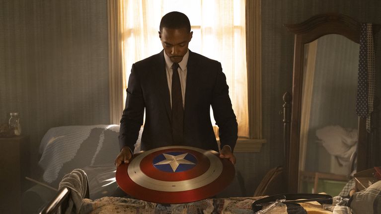 Sam Wilson eli näyttelijä Anthony Mackie pitelee Kapteeni Amerikan kilpeä.