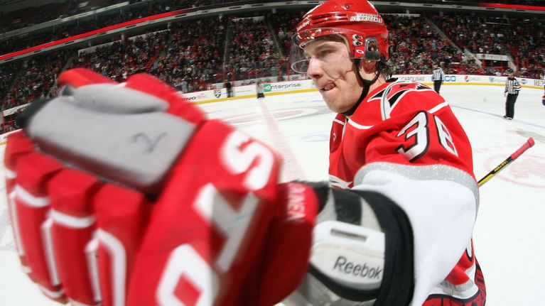 Jussi Jokinen Carolina Hurricanesin paidassa
