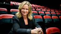 Maria Sid bland de tomma raderna av stolar framför Klarascenen. 