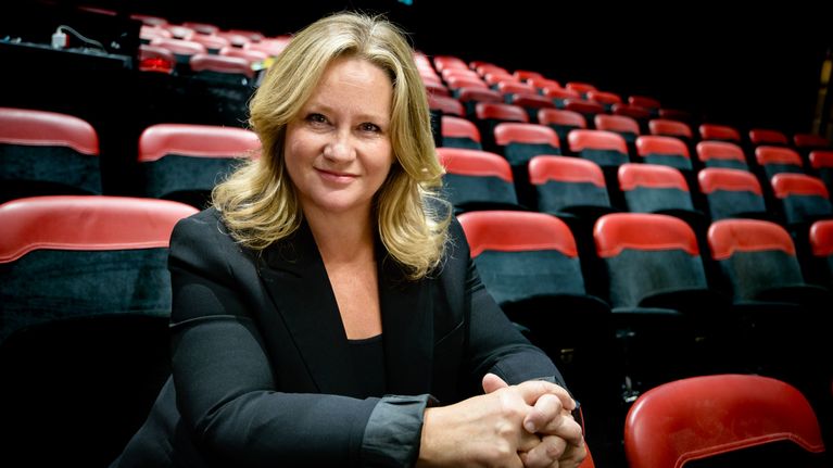 Maria Sid bland de tomma raderna av stolar framför Klarascenen. 