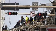 Pelastustyöntekijät etsivät eloonjääneitä raunioista.