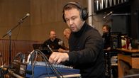 Ossi Jauhiainen säätää äänimikseria Alavan kirkon urkuparvella. Taustalla muusikot Mikko Tuomi, Tony Lehto ja Antti-Pekka Rissanen.