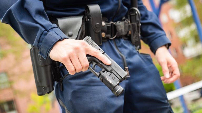 Poliisin virka-ase.
