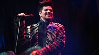 Adam Lambert esiintymässä.
