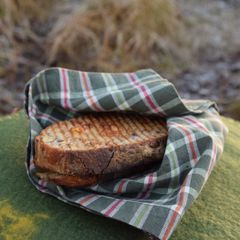 Varm smörgås i en servett