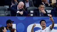 Gianni Infantino ottaa yhteiskuvan fanin kanssa.