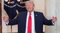 Yyhdysvaltain presidentti Donald Trump levittelee käsiään.