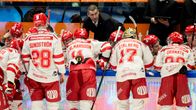 Janne Grönvall instruerar spelare från Vasa Sport.