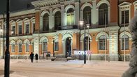 Kuopion kaupungintalo talvi-illassa.