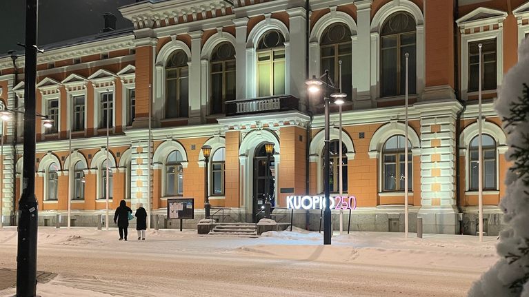 Kuopion kaupungintalo talvi-illassa.