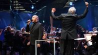 Kasmir laulaa Täällä Pohjantähden alla kappaleen Sinun tarinasi - Yle 90 -juhlalähetyksessä Musiikkitalossa 10.9.2016