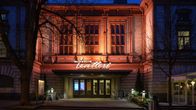  Mikkelin teatteri värjättynä oranssiksi. 25.11. vietettiin YK:n kansainvälinen naisiin kohdistuvan väkivallan vastaista päivää, jonka aikana eri puolilla maailmaa rakennuksia valaistaan kampanjan tunnusvärillä oranssilla. 