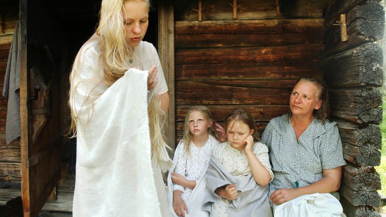 Anni Suokas (Tarja Keinänen) ja lapset Liisa (Repekka Uotila), Tuulia (Mirka Varjus) ja Tellervo (Riina Hoffrén).