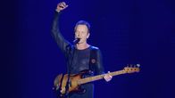 Sting på scenen med sin elbas