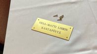 Vesa-Matti Loirin nimikyltti, joka kiinnitettiin ravintola Eliten seinään.
