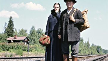 Leo Jokela ja Anja Pohjola tuijottavat kaukaisuuteen. Junaa ei näy.