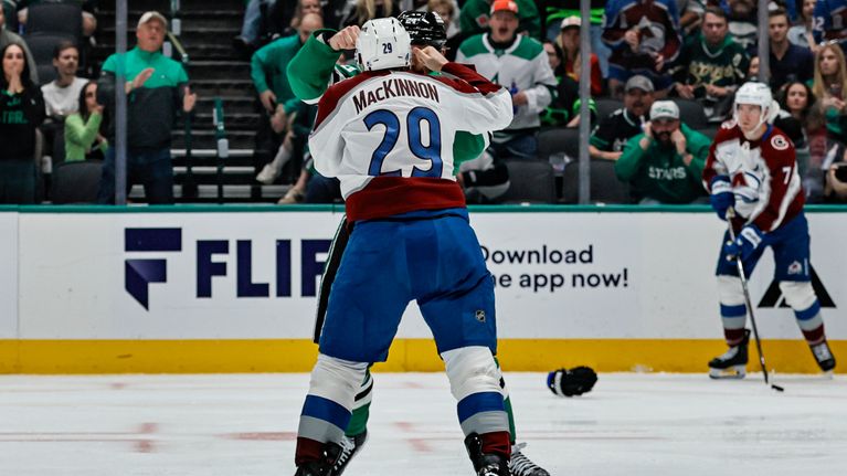 Nathan MacKinnon tappeli Roope Hintziä vastaan.
