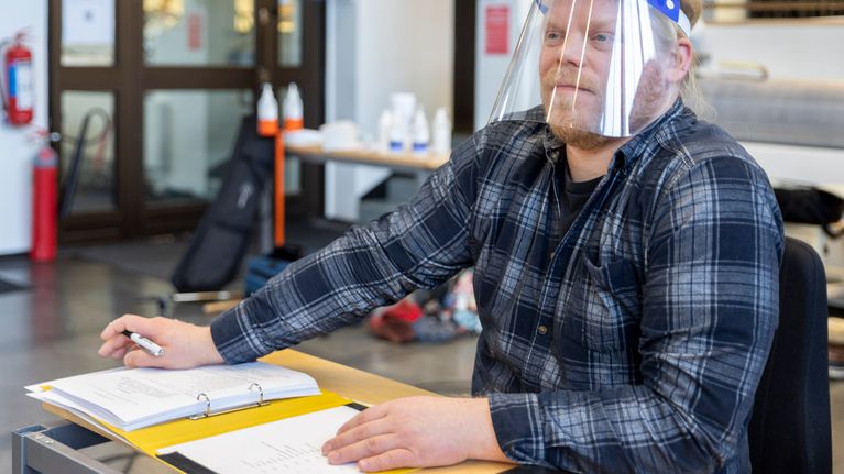 Maa on syntinen laulu -näytelmän ohjaaja Petri Jäärni seuraa harjoituksia