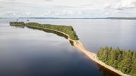 Suurella järvellä pitkä ja kapea nimi, jonka keskiosa kapea ja kivinen. Aurinkoinen kesäpäivä.