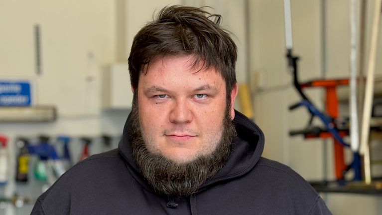 Mansperson tittar i kameran.