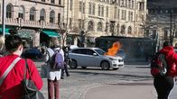 Auto palaa Mannerheimintiellä Helsingin keskustassa.